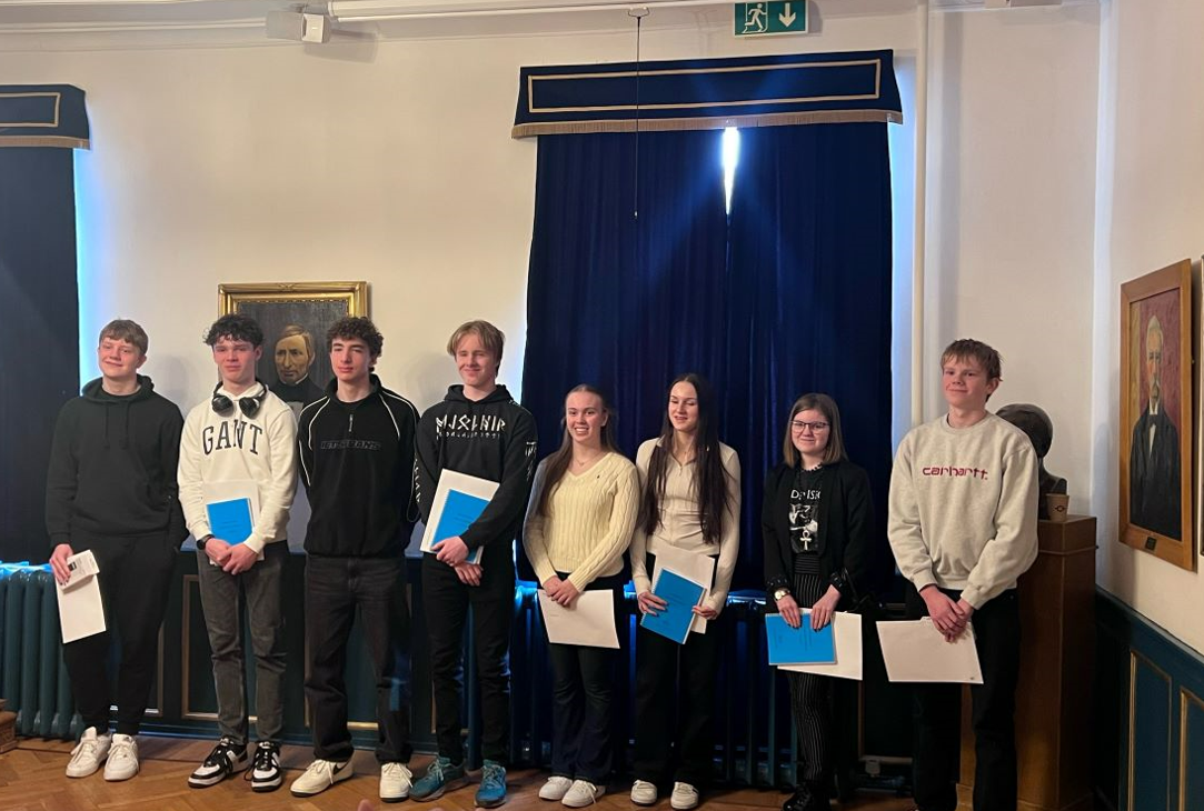 Íris við verðlaunaafhendingu ásamt öðrum vinningshöfum keppninnar (5. frá vinstri).