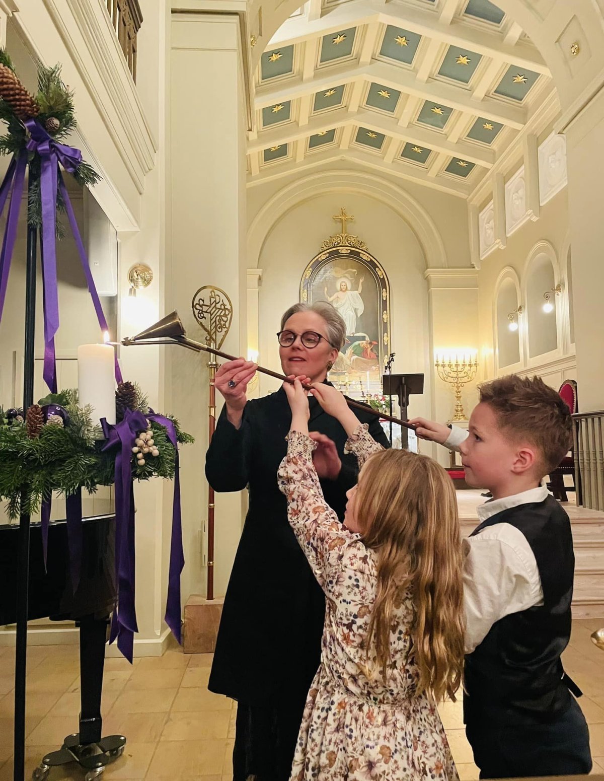 Við kveikjum einu kerti á .  Fyrsta kerti aðventunnar kallast spádómskerti, annað er Betlehemskerti, þriðja hirðakerti og það fjórða er englakerti.