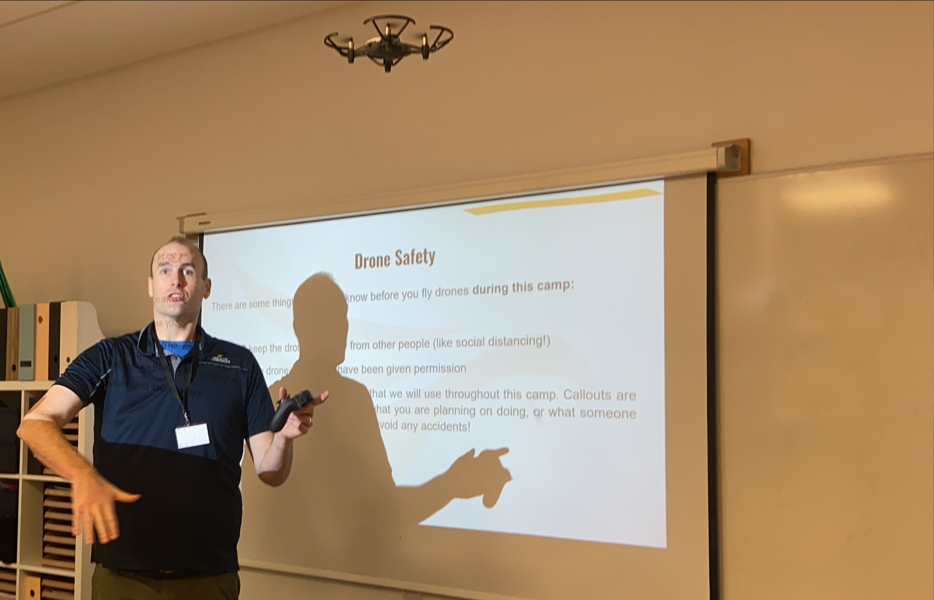 Á efri myndinni er Lego-Steam hópurinn ásamt Matthew en á neðri myndinni talar hann um dróna öryggi.