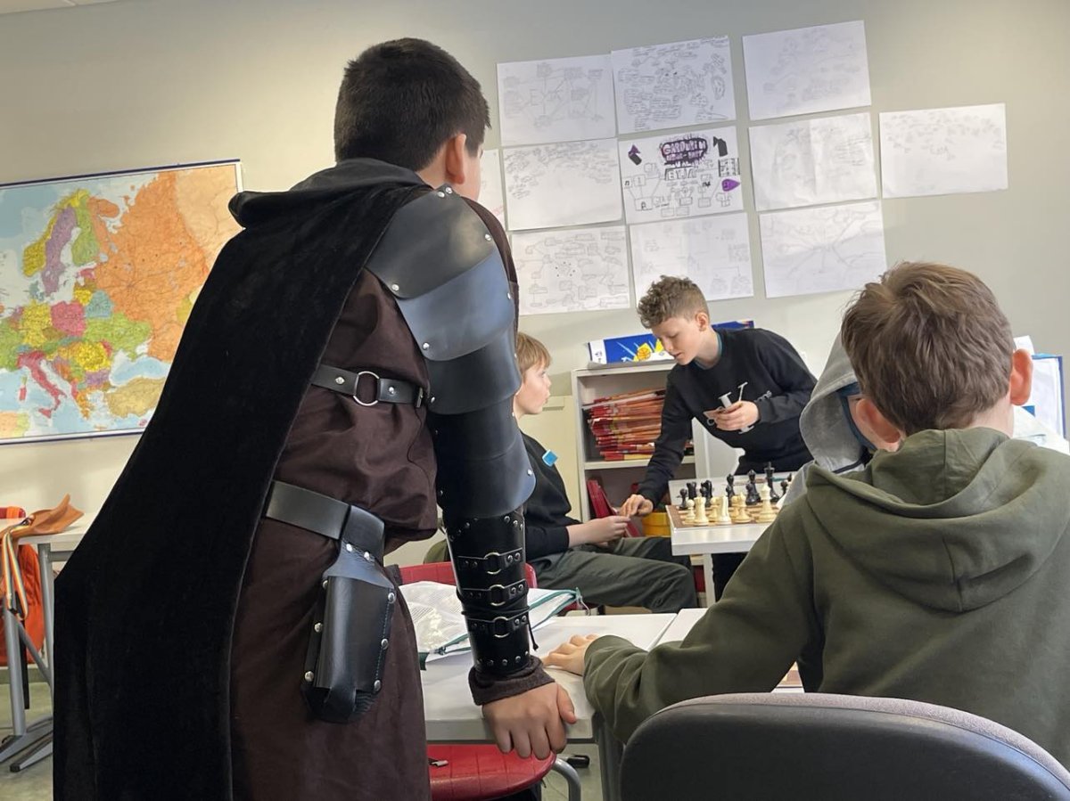 Riddari hugsi yfir skák.