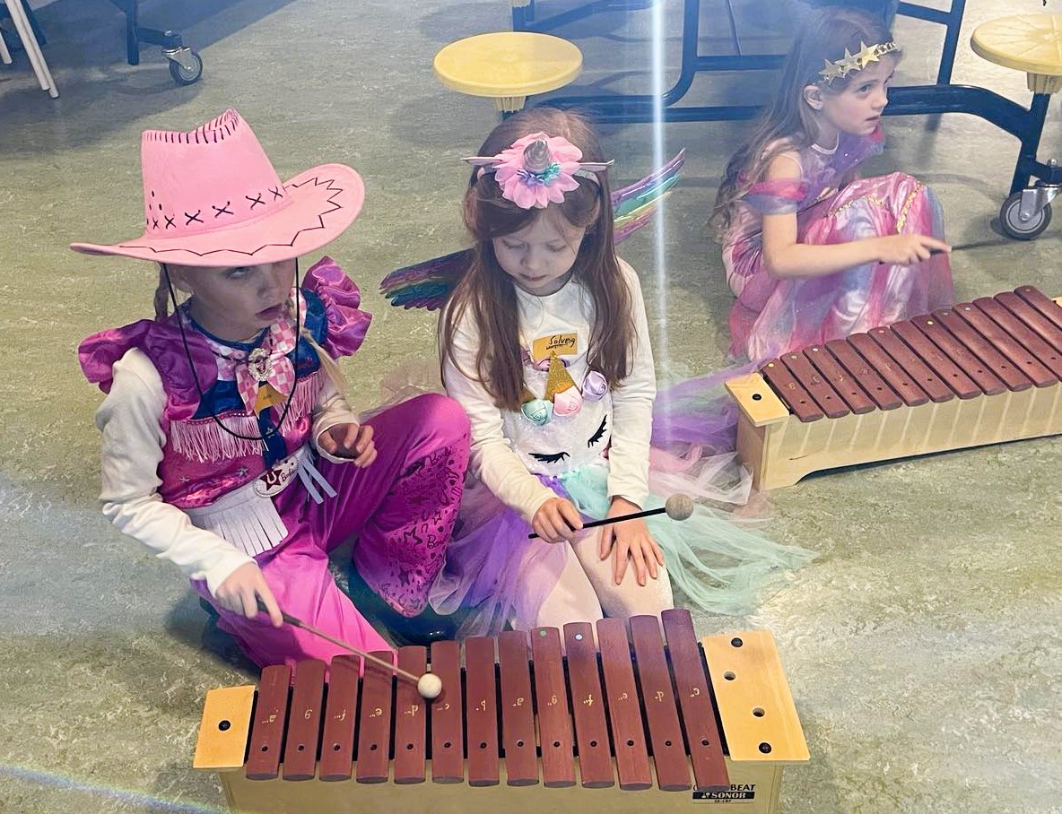 Tónarnir slegnir með einbeitingu.