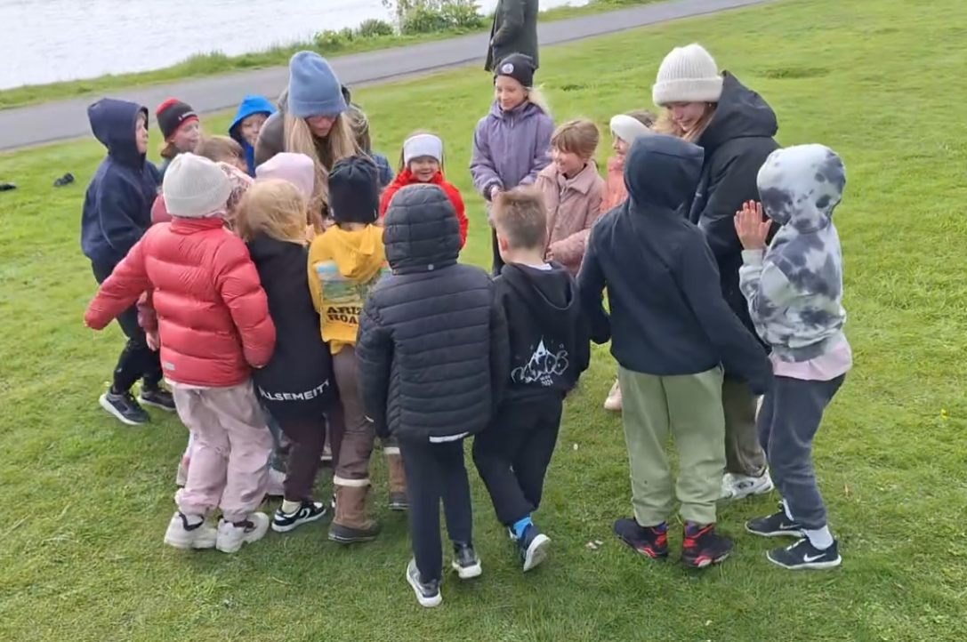 Leikið við Tjörnina.