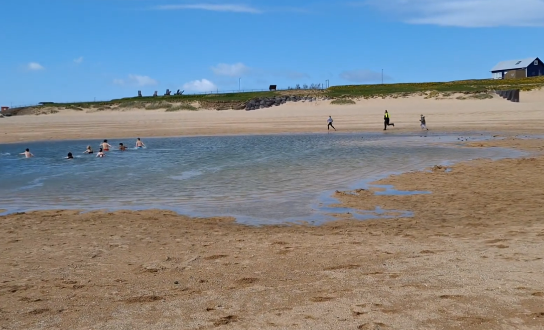 Hraustir nemendur í Nauthólsvík.