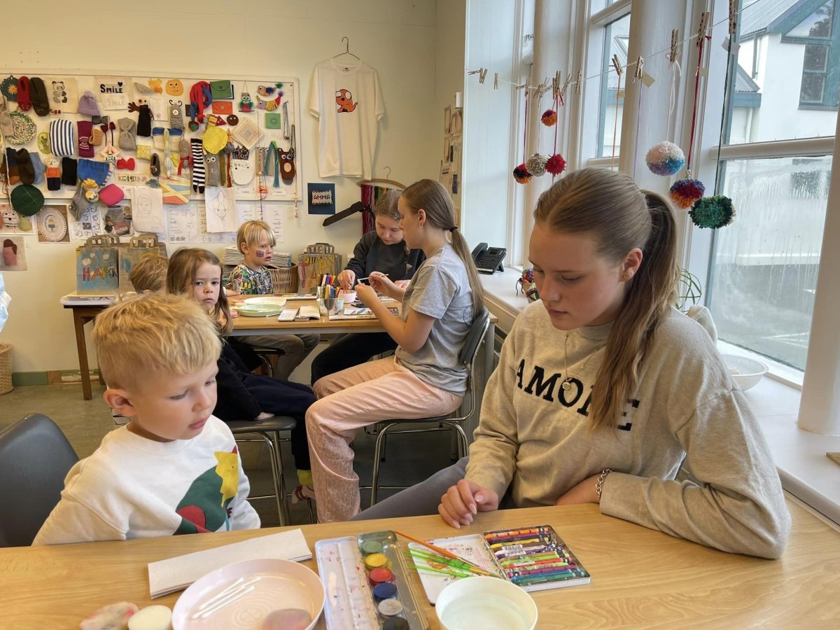 Yngri nemendur velja andlitsmálingu.